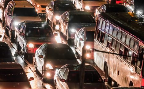 Brasileiros passam horas no trânsito enquanto o mundo aposta na cidade de 15 minutos.