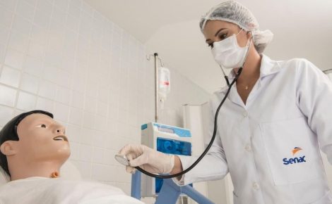 Enfermeiro atende paciente