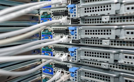 Servidores de data center interligados por cabos de rede em estrutura de alta densidade tecnológica