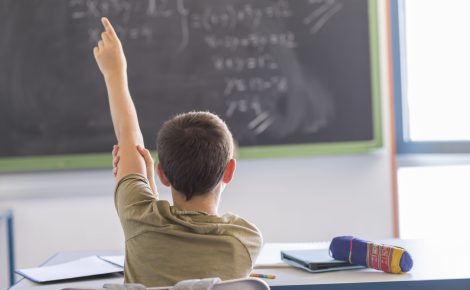 Estudante em sala de aula no Brasil, representando o desafio da desigualdade na educação.