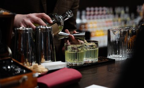 Barman prepara drink em bar, ilustrando consumo de bebidas alcoólicas no Brasil