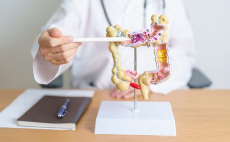 Vacinação contra o HPV reduz o risco de câncer de ânus e está disponível no SUS para diversos grupos.