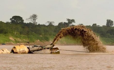 A dragagem é um processo que ajuda a retirar os sedimentos – como terra, areia, rochas e lixo – dos rios, garantindo a segurança no tráfego das embarcações
