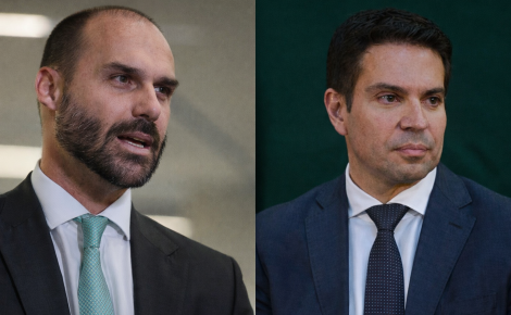 Eduardo Bolsonaro à esquerda e Alexandre Ramagem à direita em imagem institucional após cassação dos mandatos