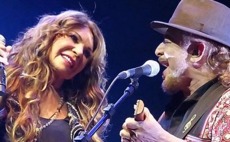 Elba Ramalho e Geraldo Azevedo cantam juntos no palco durante o show O Encontro na Amazônia em Manaus.