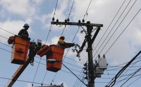 Operários trabalham em linha de distribuição de energia elétrica em Manaus