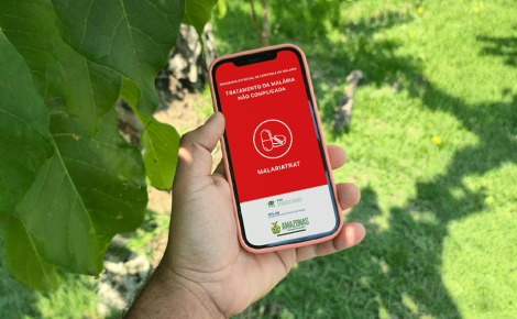 Profissional de saúde utilizando o aplicativo Malariatrat em um tablet, que calcula o tratamento para a malária