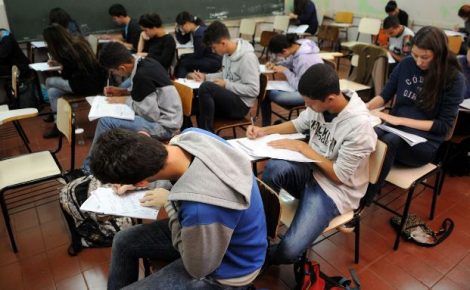Brasil tem 8,7 milhões de jovens sem ensino médio completo e maioria no ensino superior veio da rede pública.