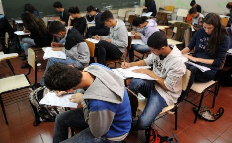 Estudantes que completarem o Ensino Médio e prestarem o ENEM vão ganhar uma bolsa de até R$ 9 mil
