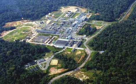 Vista aérea de complexo industrial ligado ao setor de óleo, gás e energia no Amazonas