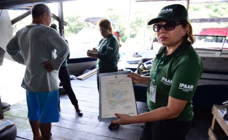 Fiscais do Instituto de Proteção Ambiental do Amazonas (Ipaam) em flutuantes instalados na Bacia do rio Tarumã-Açu (Foto: Divulgação/Ipaam)