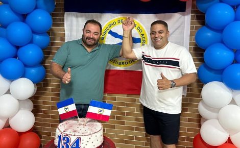 Frank Barros (de camisa verde) e o vice-prefeito Luís Alves, em festa de aniversário de Boca do Acre