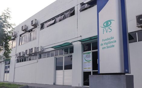 Fachada da Fundação de Vigilância em Saúde do Amazonas Dra. Rosemary Costa Pinto (FVS-RCP) em Manaus
