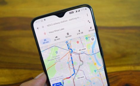 Tela de smartphone exibindo o aplicativo Google Maps com rotas e tempo de deslocamento.