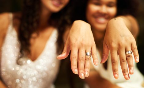 Casal LGBTQIAPN+ exibindo as mãos com alianças de casamento. (Foto: Reprodução)