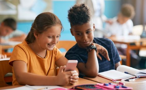 A lei restringe o uso de celulares nas escolas públicas e privadas do Brasil.
