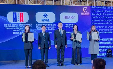 Diretora da Hilary Gin recebe prêmio na categoria Aroma e Lenda durante a C-PLPEX 2025, em Macau, na China