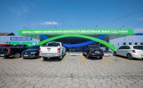 Fachada do Hospital e Pronto-Socorro Doutor Aristóteles Platão Bezerra de Araújo, em Manaus, com veículos estacionados.