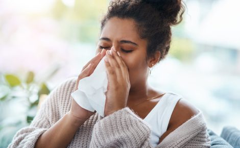 Especialistas indicam higiene, vacinação e ventilação de ambientes como medidas essenciais para prevenir doenças respiratórias