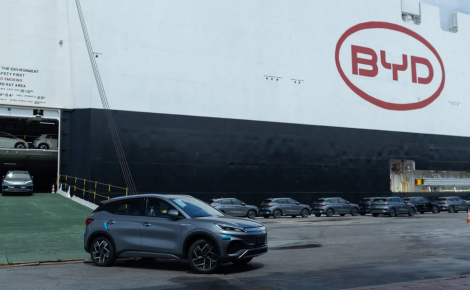 O desembarque de 5 mil veículos elétricos e híbridos da BYD, ocorrido no Porto de Suape, em Pernambuco, acende um novo alerta no setor automotivo brasileiro.  (Foto: Divulgação).