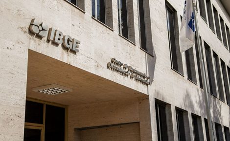 Fachada da sede do IBGE com logomarca na entrada do prédio.