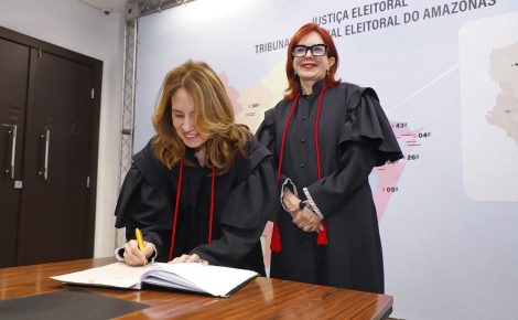 Desembargadora Ida Maria Costa de Andrade assina termo de posse no TRE-AM.