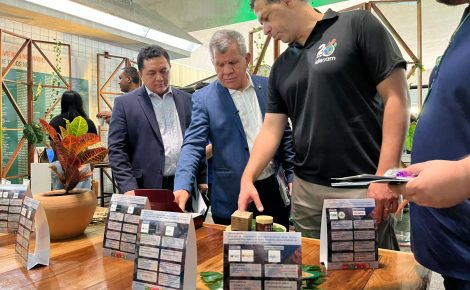 Bosco Saraiva e Carlos Koury observam produtos apoiados pelo Programa Prioritário de Bioeconomia em Manaus.