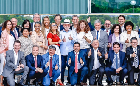 Lula e ministros durante confraternização no Palácio da Alvorada (Foto: Ricardo Stuckert)