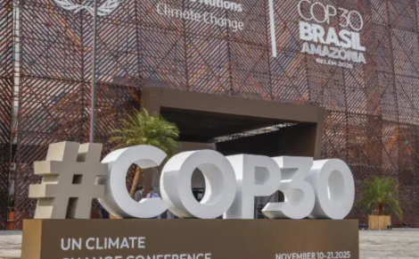 Entrada da COP30 em Belém com a estrutura oficial e o letreiro #COP30 em destaque.