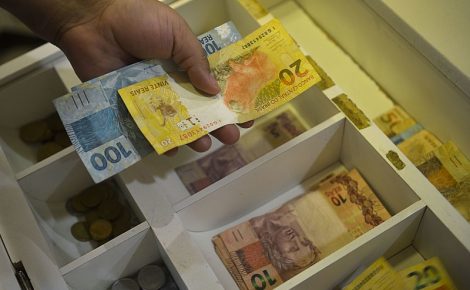 Taxa de juros alta desacelera investimentos de empresários e afeta o índice de emprego para a população. (Foto/Marcello Casal JrAgência Brasil)