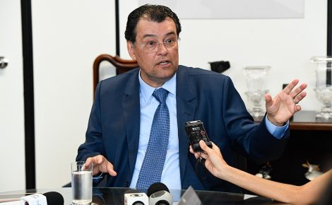 Senador Eduardo Braga (MDB-AM) atendeu a imprensa após reunião com governadores do Sul e informou previsão de datas para votação da reforma tributária. Foto: 
Roque de Sá/Agência Senado