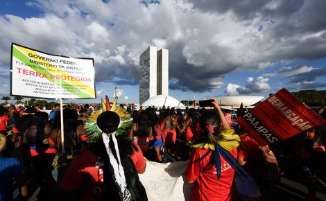 Indígenas protestam em frente ao Congresso Nacional contra o marco temporal (Foto: Jefferson Rudy/Agência Senado)