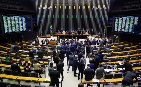 Deputados no Plenário durante a sessão que votou o projeto (Pablo Valadares/Câmara dos Deputados)