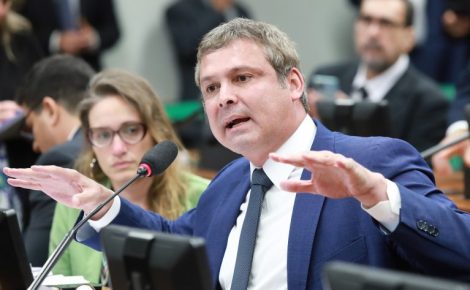 Lindbergh Faria: " Não há razão alguma para manter uma previsão irreal de déficit zero". Foto: Mario Agra / Câmara dos Deputados