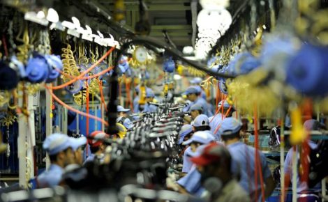 Trabalhadores em fábrica do Polo Industrial de Manaus