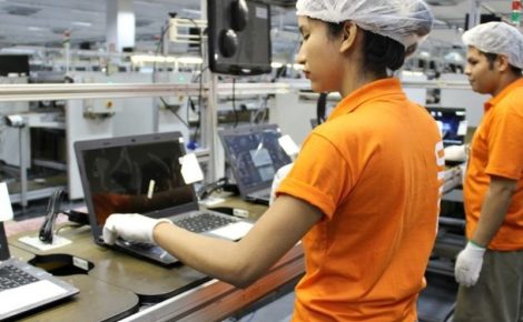 Trabalhador produz bens de informática em indústria do Amazonas