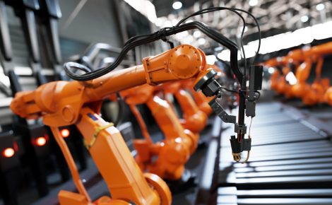 Braço robótico industrial em operação em linha de produção automatizada.