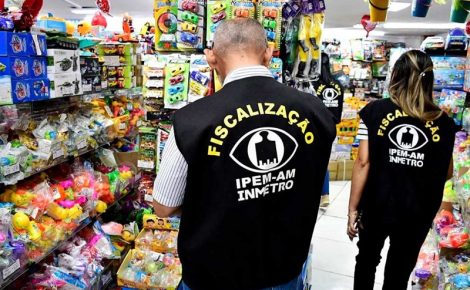 Servidores do Ipem fiscalizam brinquedos no centro de Manaus (Fotos: Alexandre Vieira/Ipem)