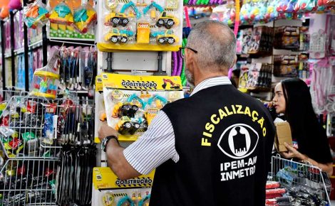 Fiscal do Ipem-AM em fiscalização na Região Metropolitana (Foto: Alexandre Vieira/Ipem-AM)