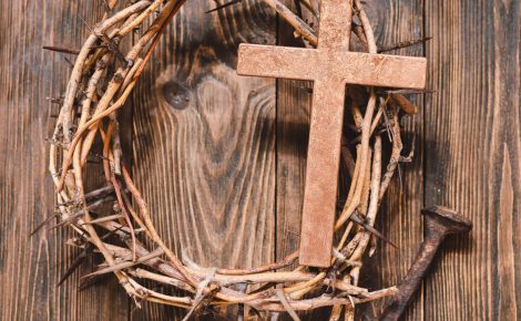 Coroa de espinhos e cruz simbolizam o sofrimento de Jesus Cristo, lembrado na Sexta-feira Santa pelos cristãos.