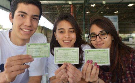 Eleitores e eleitoras mostram título em Brasília