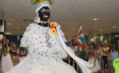 Arivaldo Canizo, há 17 anos como tripa da Kamélia, mantém viva a tradição que abre oficialmente o Carnaval de Manaus. (Foto: Indiara Bessa/G1 AM)