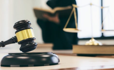 BacenJud permite o bloqueio judicial de valores em contas bancárias de empresas devedoras, impactando o fluxo de caixa e a recuperação de créditos por credores.