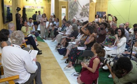 Pesquisadores, cientistas e representantes de organizações acompanham o lançamento do Relatório de Avaliação da Amazônia (AR2025) no Pavilhão das Ciências Planetárias, durante a COP30 em Belém.