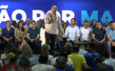 Vereador Lissandro Breval discursando no evento da pré-candidatura de Cidade. Foto: Reprodução/Youtube