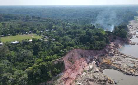 Ribeirinhos da Reserva Mamirauá, no Amazonas, enfrentam risco grave devido à erosão extrema e desmoronamentos causados por secas severas. (Foto: Paula dos Santos Silva / Instituto Mamirauá)
