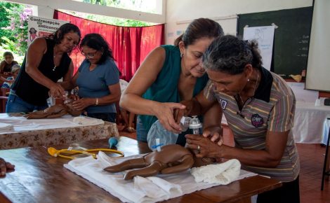 Mulheres participam de capacitação em saúde indígena com uso de manequim em ação educativa no Médio Solimões