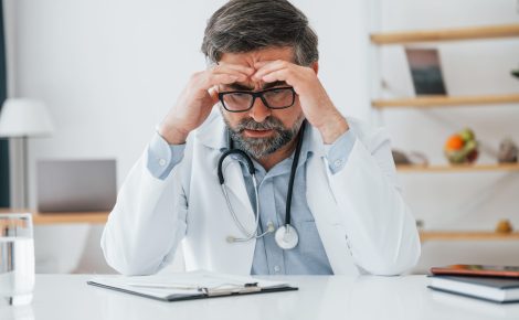 O número de processos por erros médicos no Brasil disparou em 2024