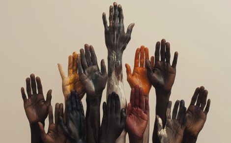 Pesquisa aponta que a cor da pele é o principal motivo de discriminação enfrentado por brasileiros. (Foto: Reprodução / Freepik )