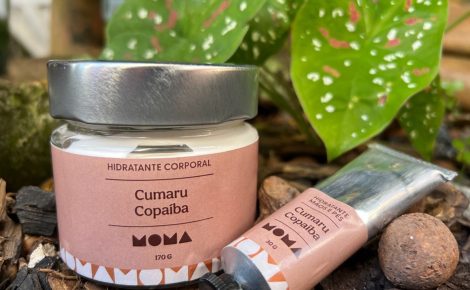 Hidratantes corporais da marca MOMA, à base de cumaru e copaíba, expostos em ambiente natural.